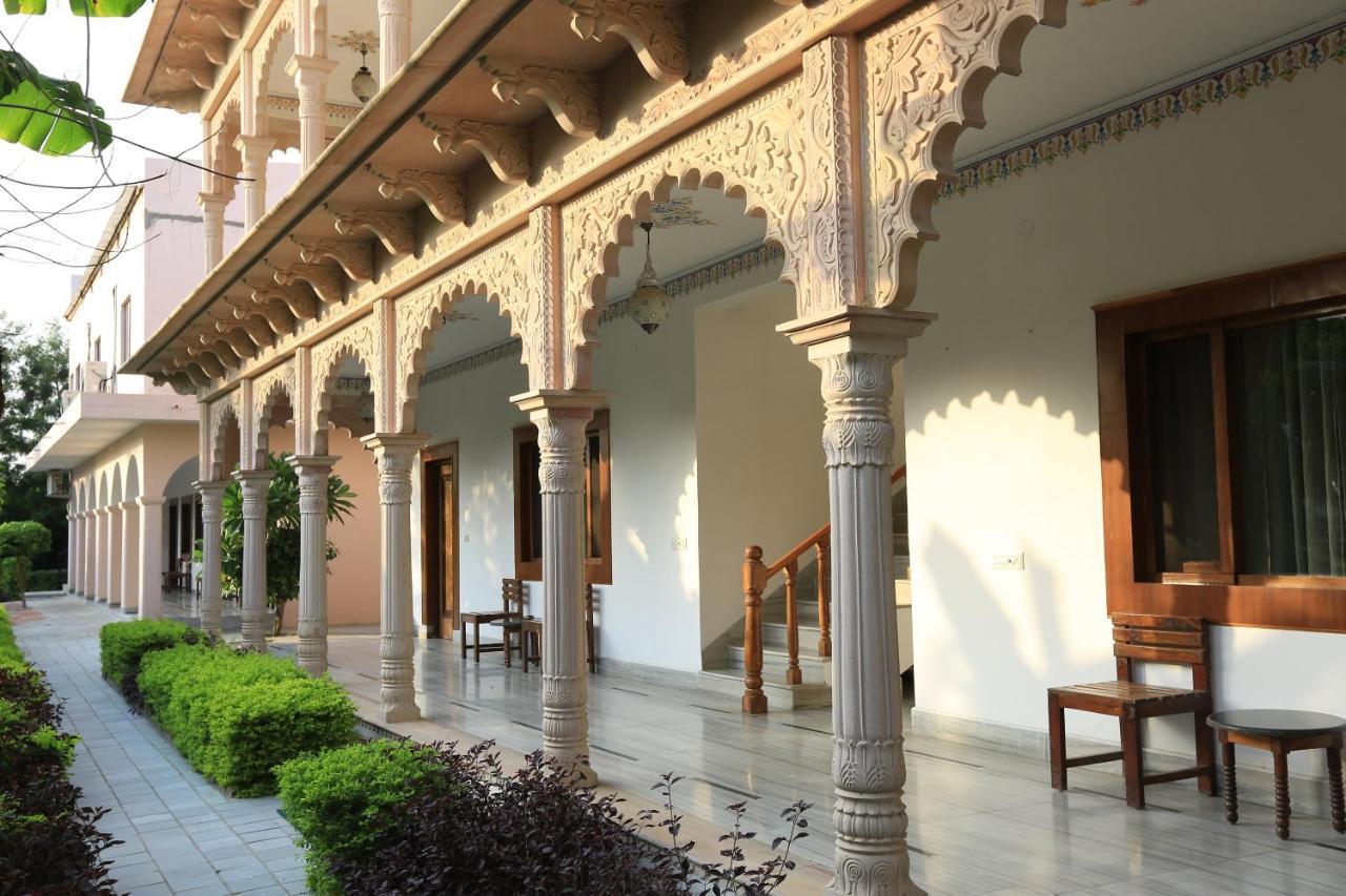 Hotel Sunbird Bharatpur Buitenkant foto
