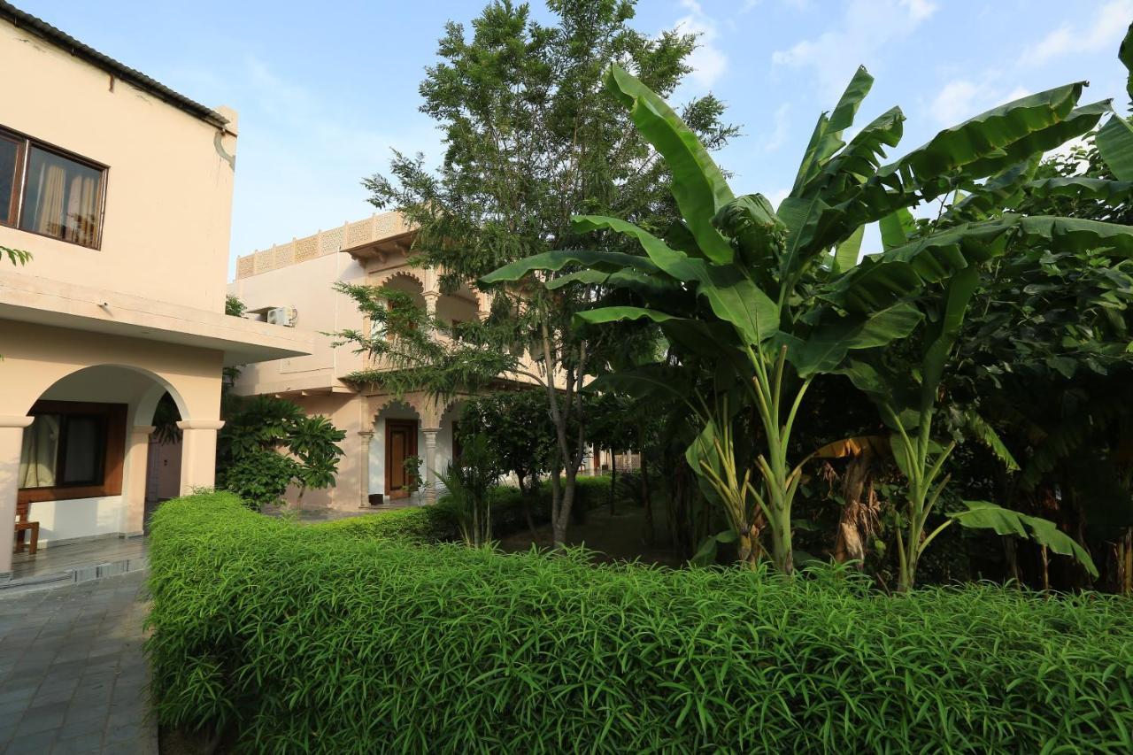Hotel Sunbird Bharatpur Buitenkant foto