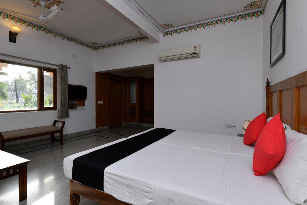 Hotel Sunbird Bharatpur Buitenkant foto