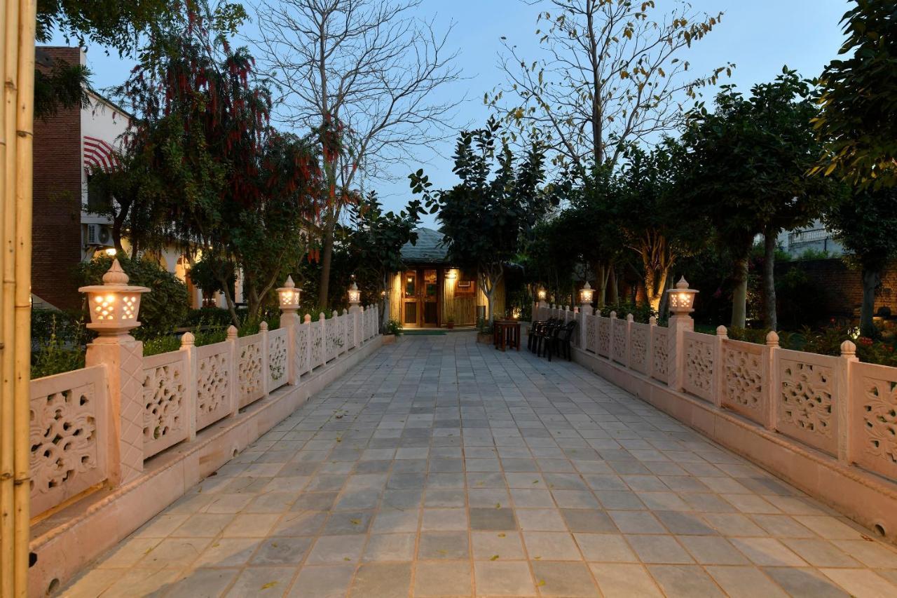 Hotel Sunbird Bharatpur Buitenkant foto