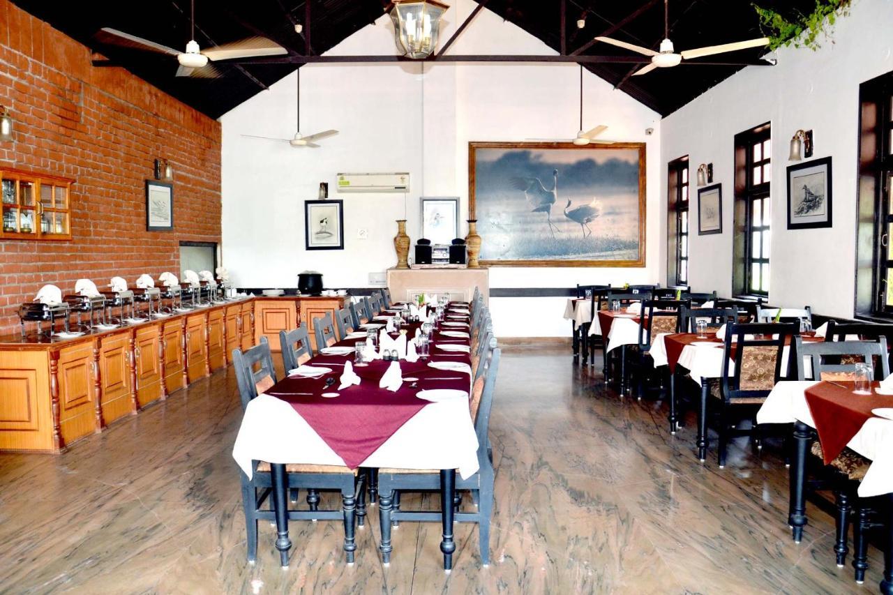 Hotel Sunbird Bharatpur Buitenkant foto