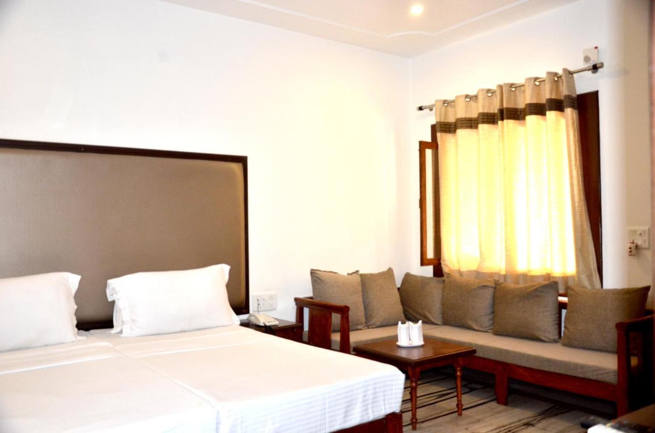 Hotel Sunbird Bharatpur Buitenkant foto