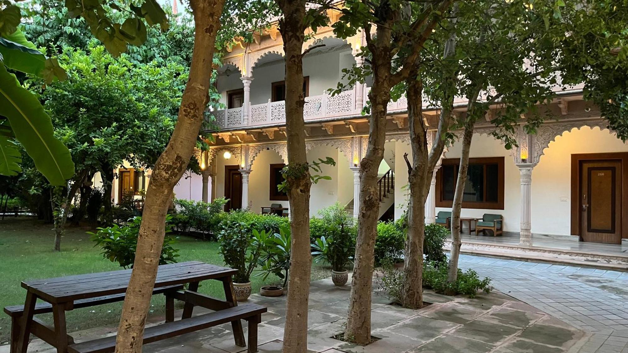 Hotel Sunbird Bharatpur Buitenkant foto