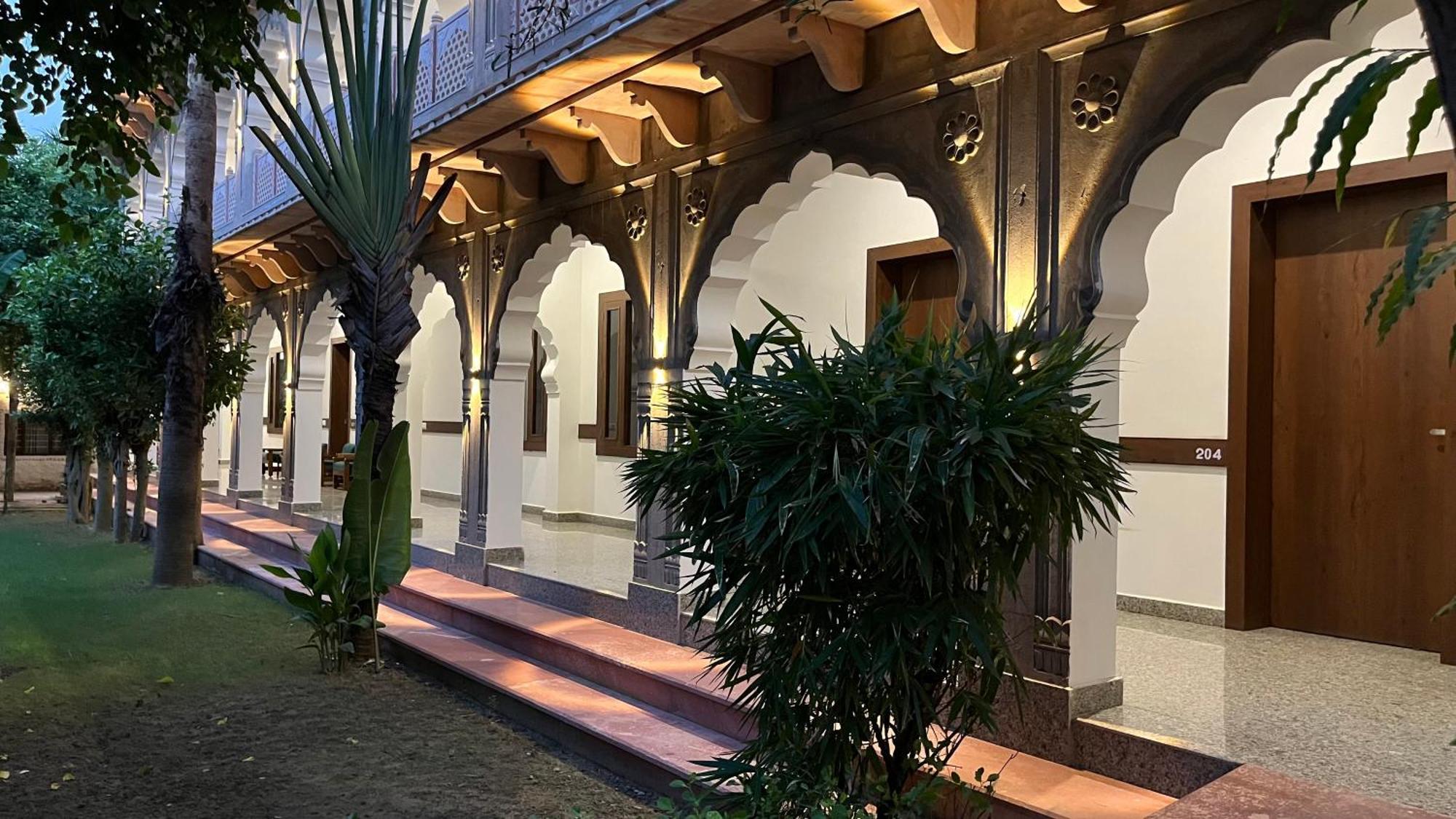 Hotel Sunbird Bharatpur Buitenkant foto