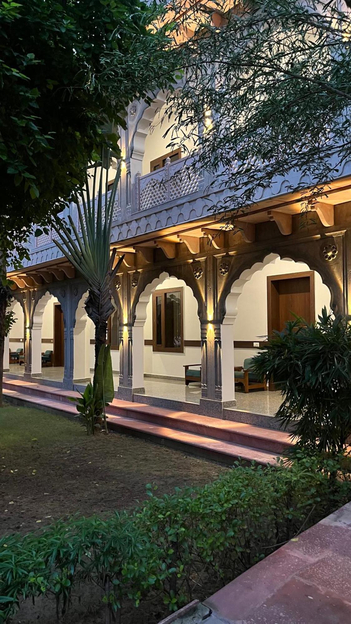 Hotel Sunbird Bharatpur Buitenkant foto