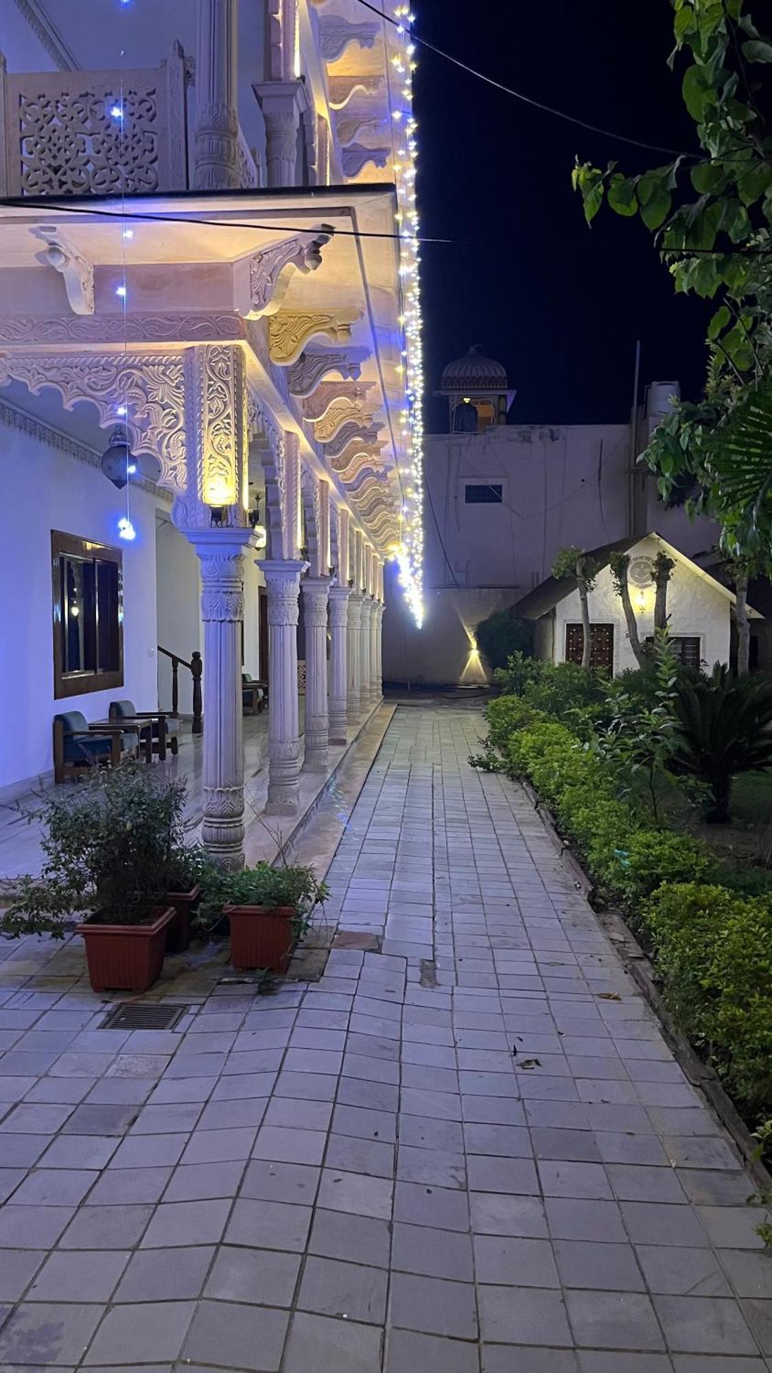 Hotel Sunbird Bharatpur Buitenkant foto
