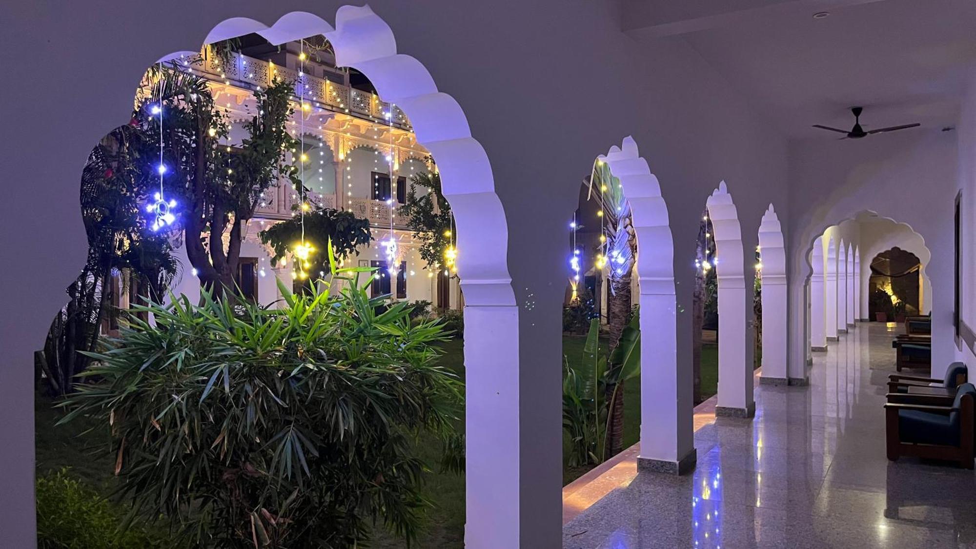 Hotel Sunbird Bharatpur Buitenkant foto