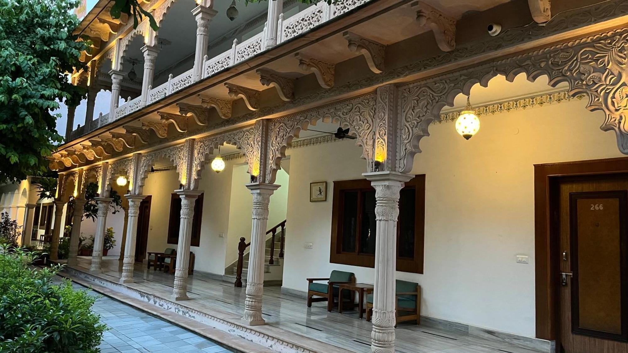 Hotel Sunbird Bharatpur Buitenkant foto