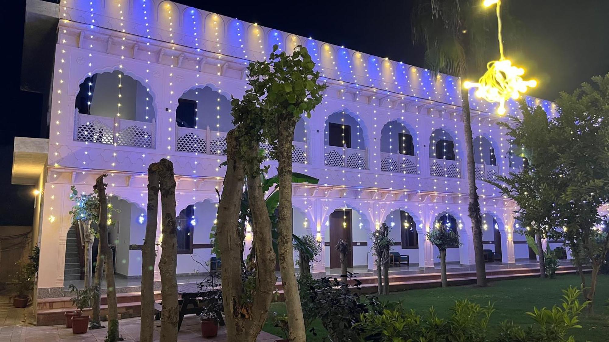 Hotel Sunbird Bharatpur Buitenkant foto