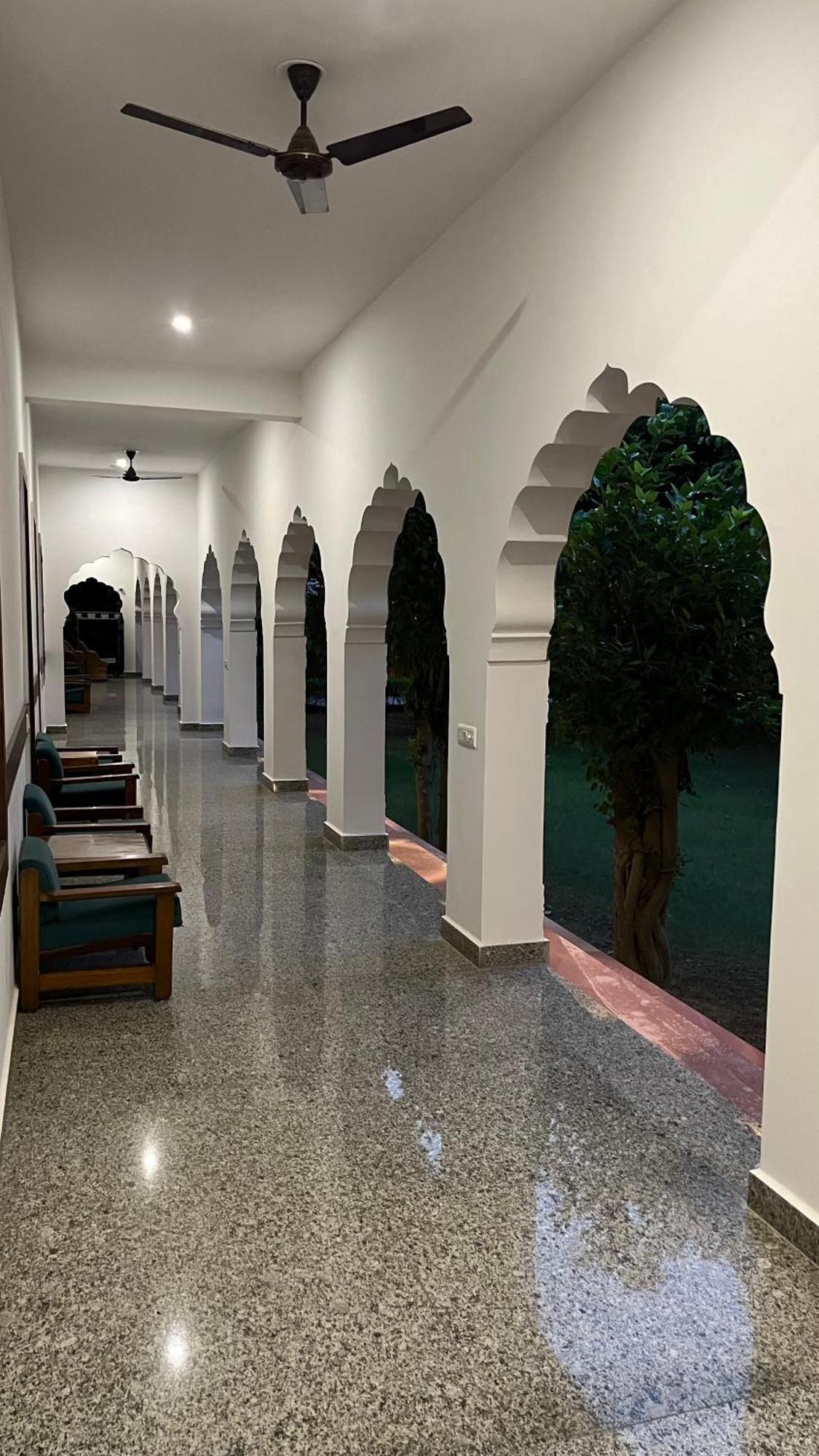 Hotel Sunbird Bharatpur Buitenkant foto