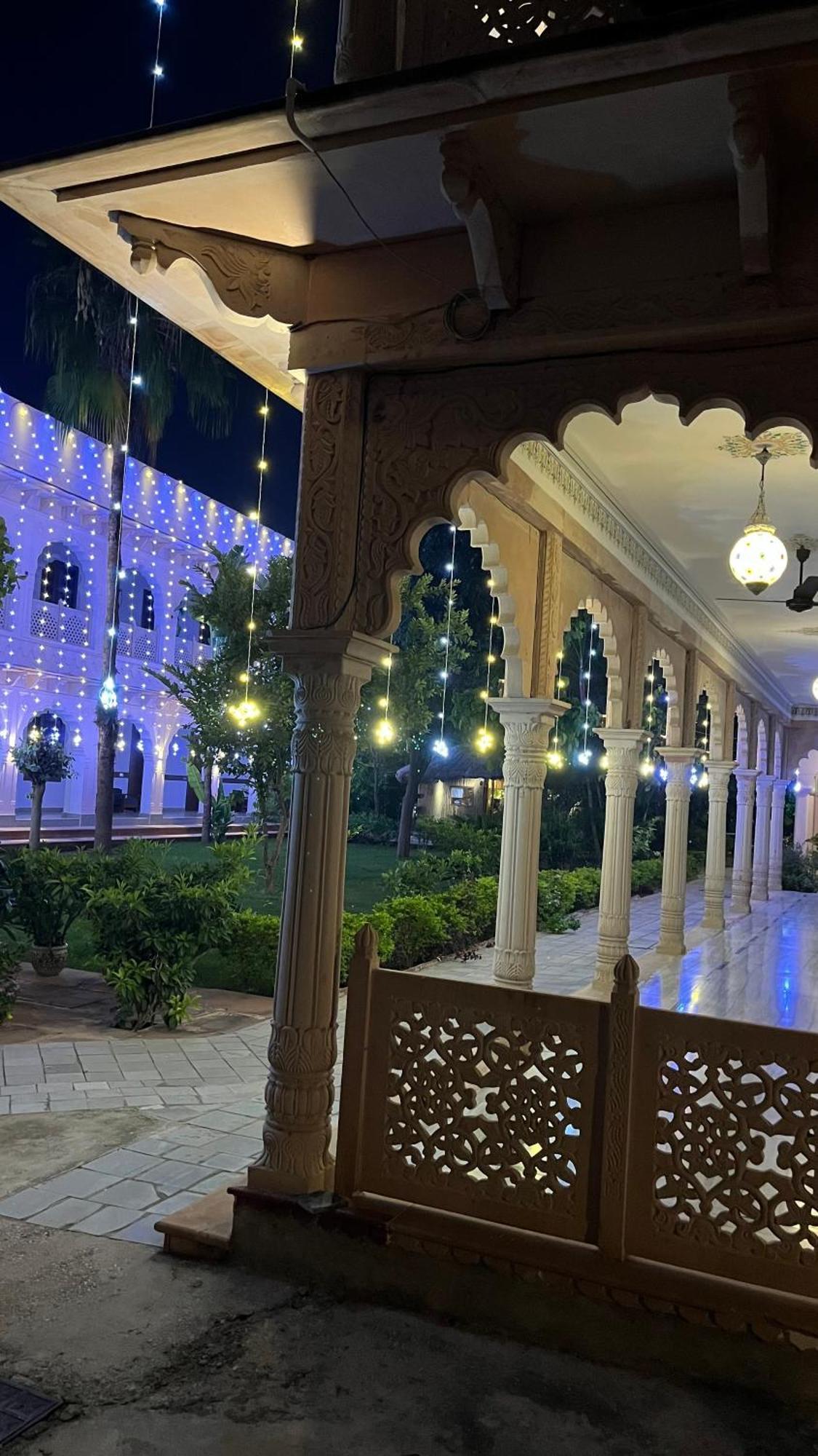 Hotel Sunbird Bharatpur Buitenkant foto