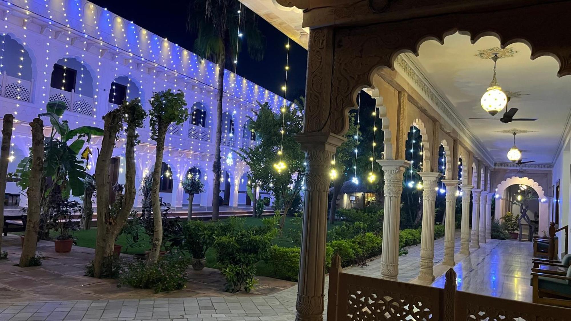Hotel Sunbird Bharatpur Buitenkant foto
