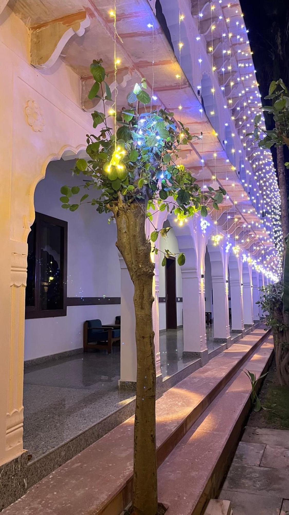 Hotel Sunbird Bharatpur Buitenkant foto