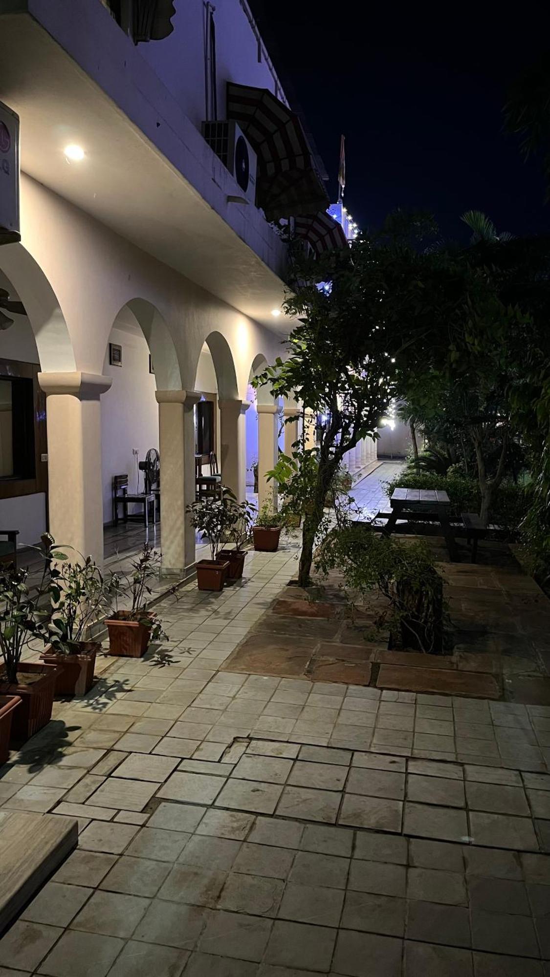 Hotel Sunbird Bharatpur Buitenkant foto