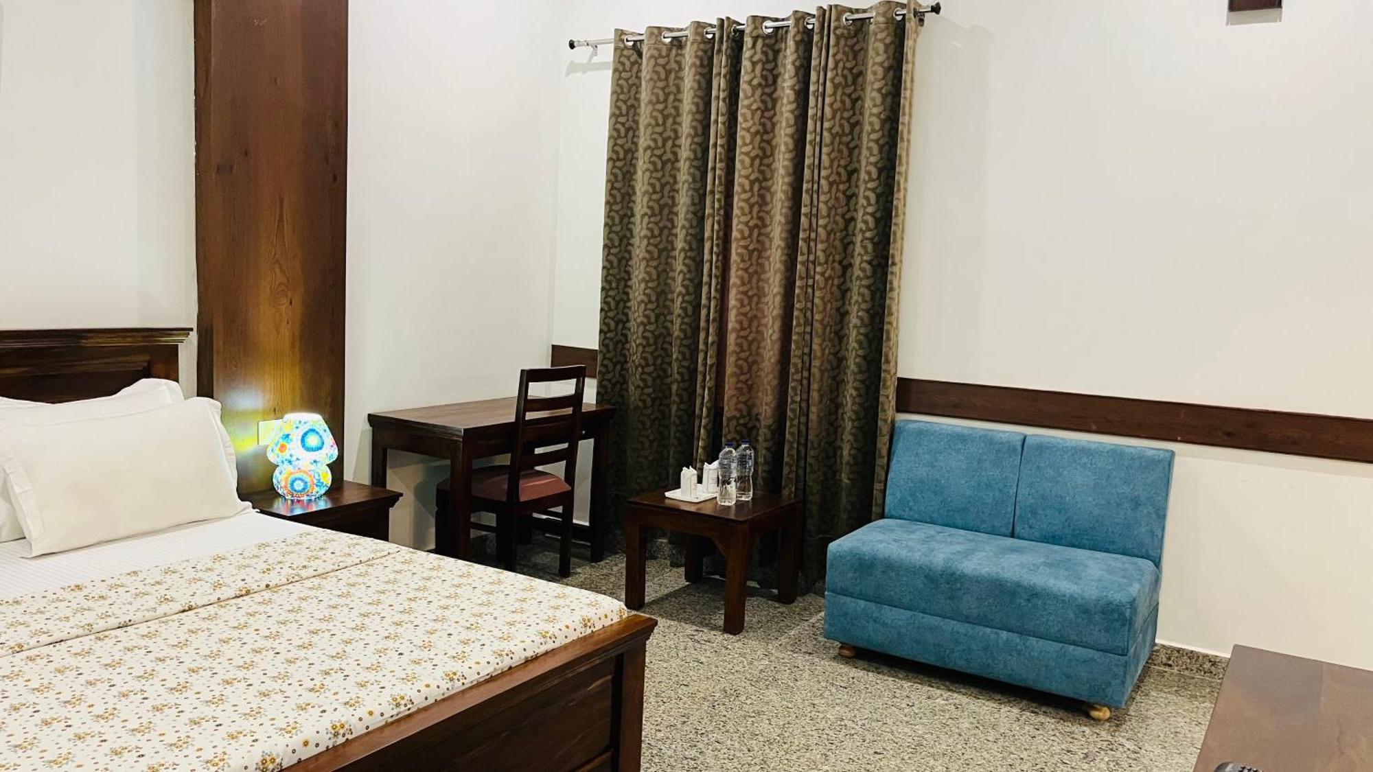 Hotel Sunbird Bharatpur Buitenkant foto
